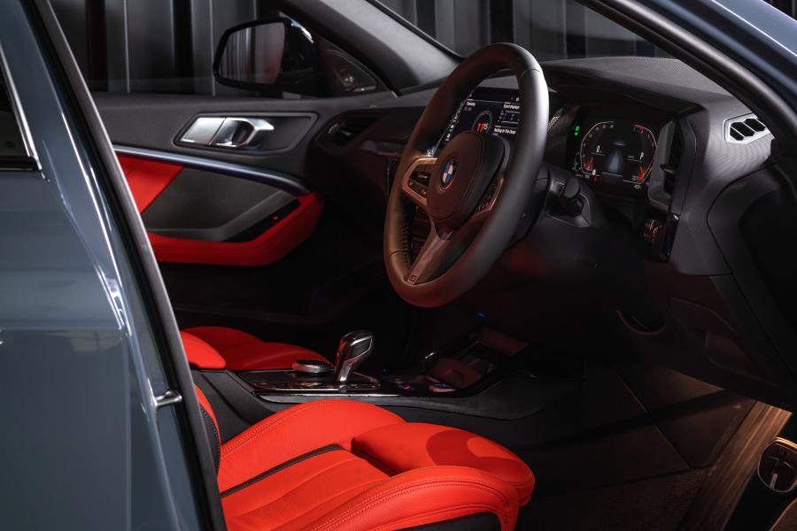 Интерьер BMW 118i M Sport (F40) 2019 года  (SG) (фото 11 из 13)